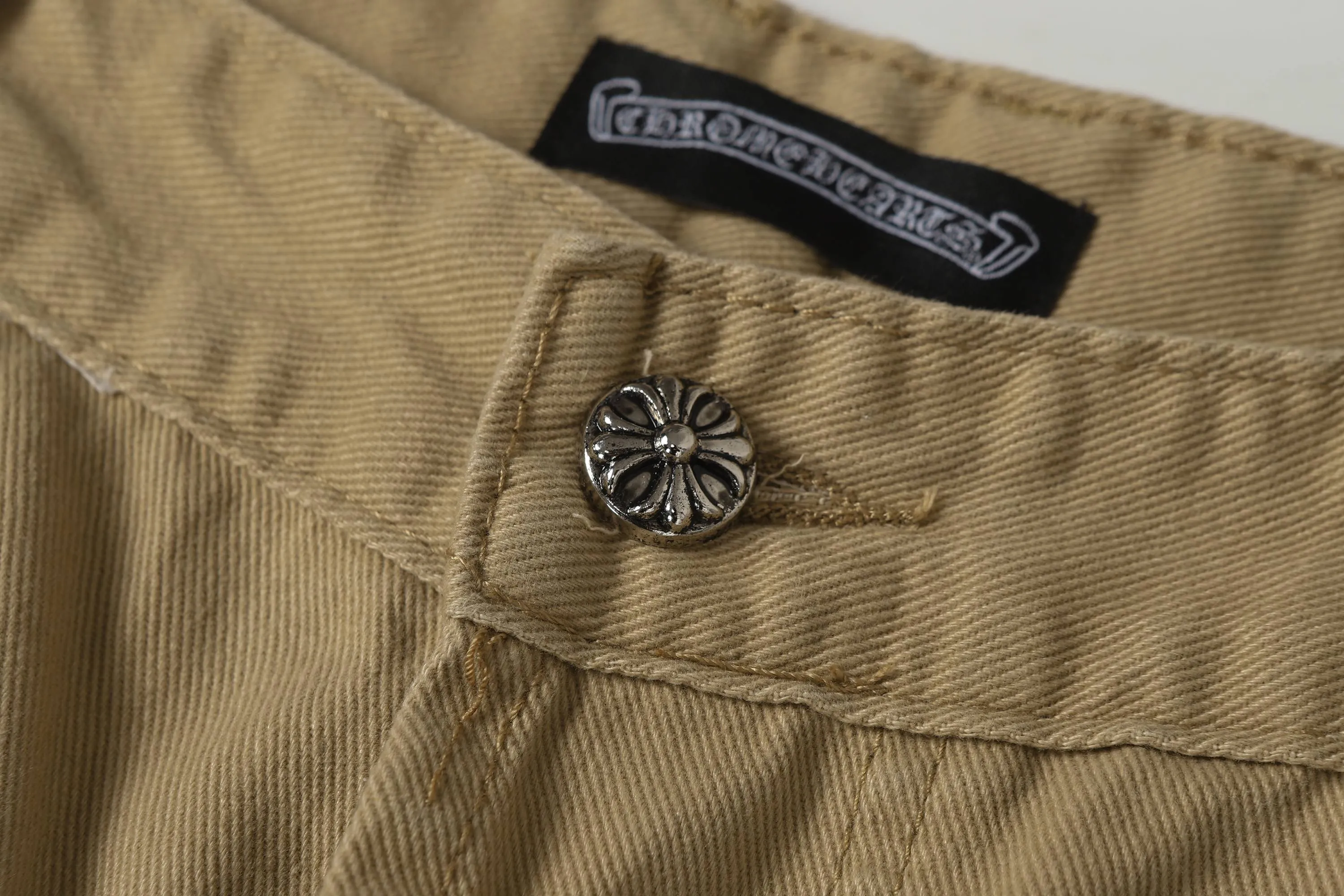 P280 -Chrome Hearts/Chrome Hearts 25ss classic colored leather cross washed color fabric unisex denim trousers -Vibe style straight stacked god-level version -Carbon fine bias denim color fabric -Old vintage complete set of hardware - Chrome Hearts high version uses high-ounce custom fabrics, fermentation washing and soft color fixation, soft and thick to wear. The details are all made by hand-polished craftsmanship. All-over jacquard fabrics. Unique design style. Create a full retro feel through multiple processes Niche unique non-contrasting shirt Customized distressed spray-painted buttons Craftsmanship in every detail Color: Picture color Code number: 28-36